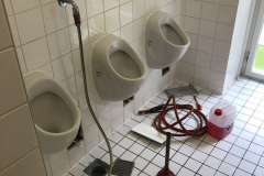 20-toiletten-klo-pissoir-urinal-bodenablauf-urinstein-loesemittel-rrb-abwassertechnik-scaled